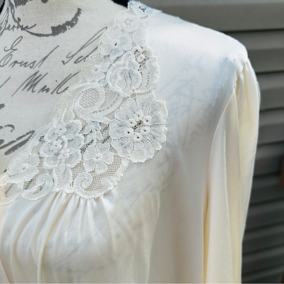 Vintage Vanity Fair Ivory Lace Nightgown Buttoned Robe - Picture 4 of 12